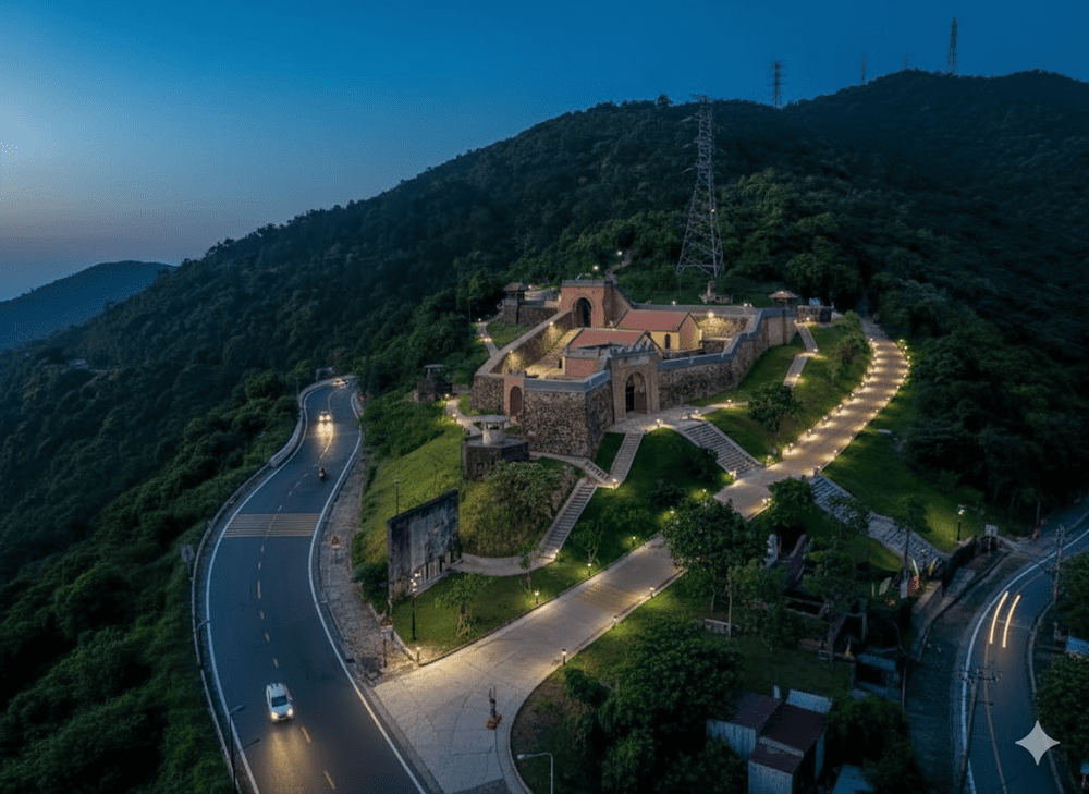 Toàn cảnh Hải Vân Quan với ánh đèn tuyệt đẹp, gợi nhớ về nét đẹp thời quá khứ của đất nước